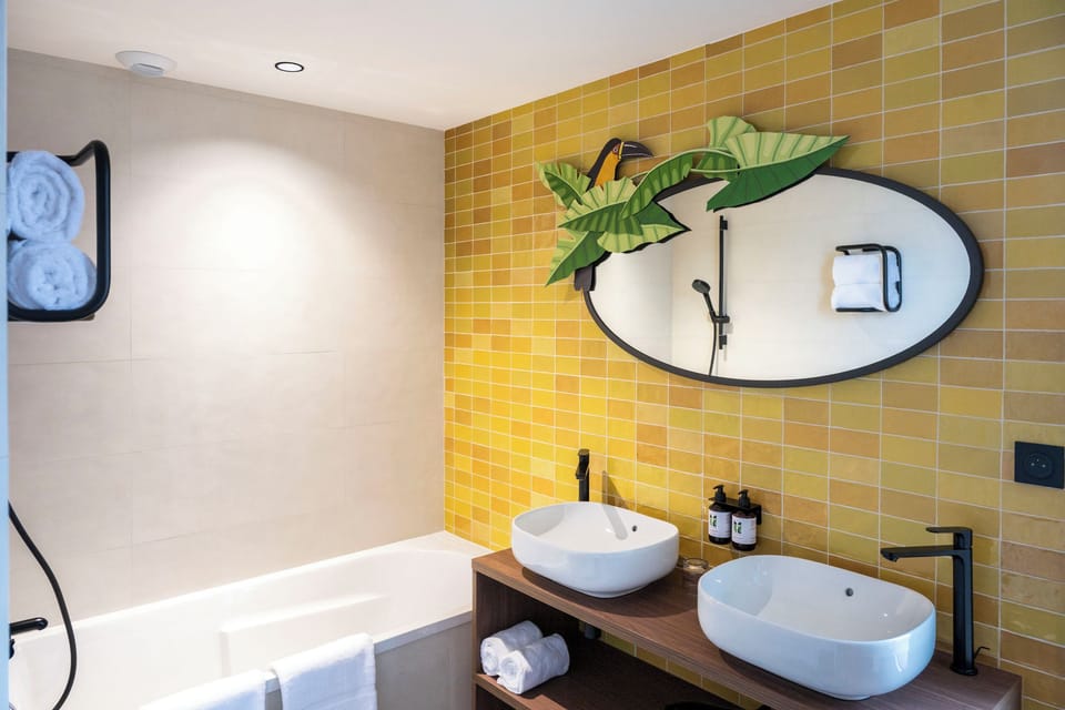 The immersive room Alain Thomas - Les Colibris | Bathroom | Eco-friendly toiletries, towels, soap, shampoo