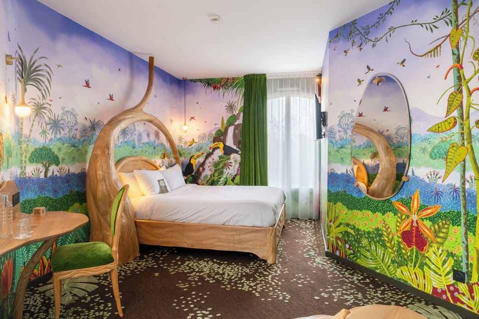 The immersive room Alain Thomas - Les Colibris | Premium bedding, pillowtop beds, desk, laptop workspace