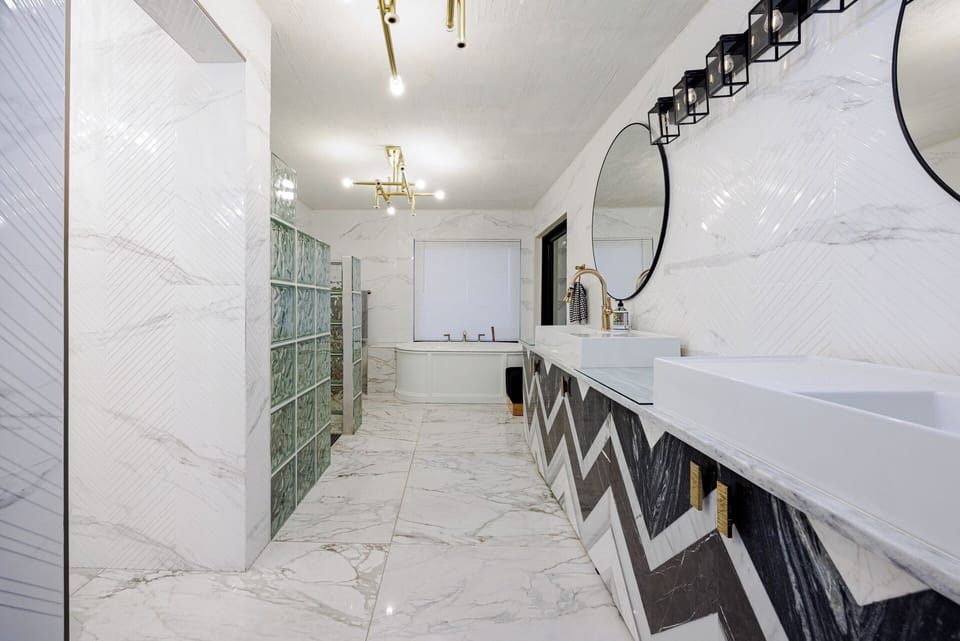 Upstairs Master  En-Suite Bathroom #1 Walk-in Shower w Luxurious Soaking Tub