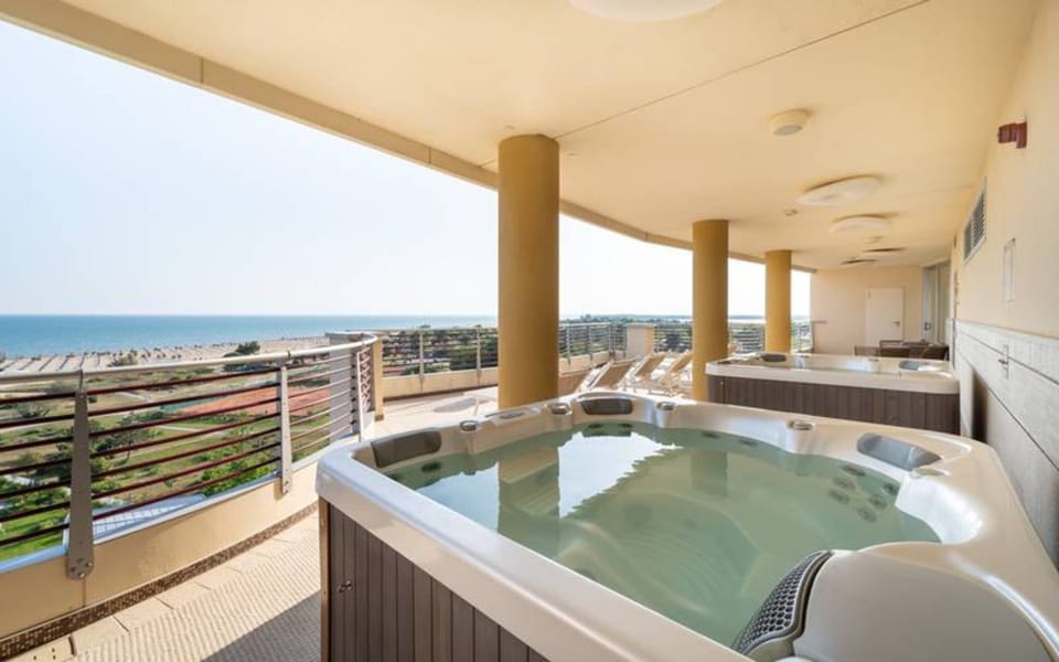 Outdoor spa tub