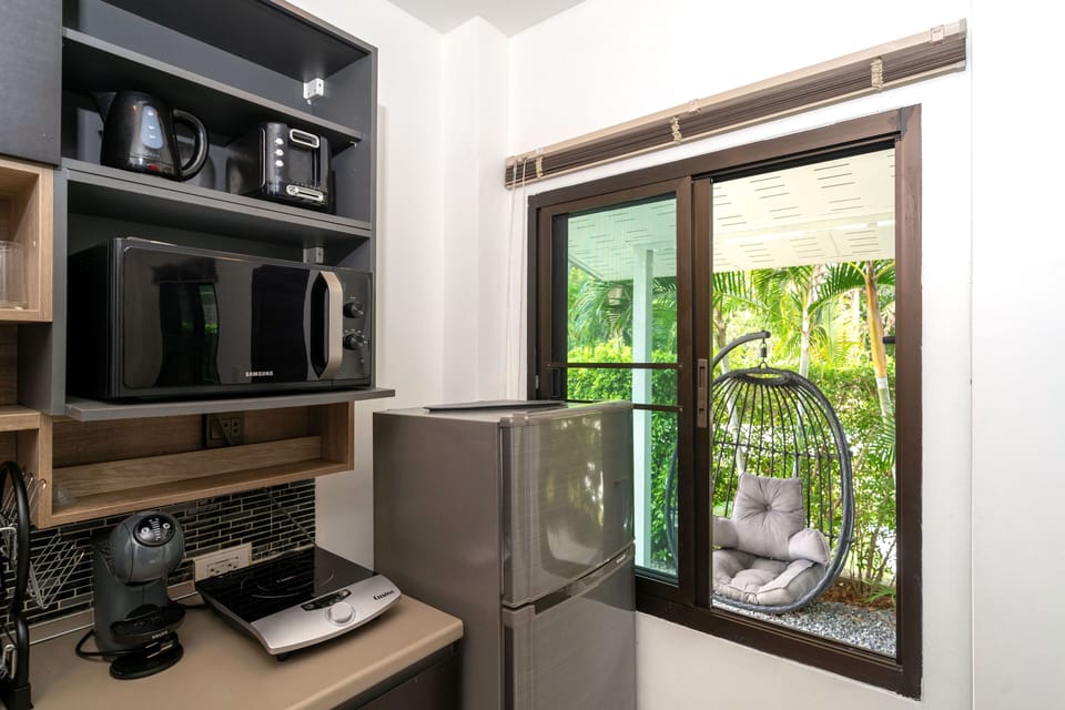 Deluxe Bungalow, Garden View | Private kitchenette | Full-size fridge, microwave, stovetop, cookware/dishes/utensils