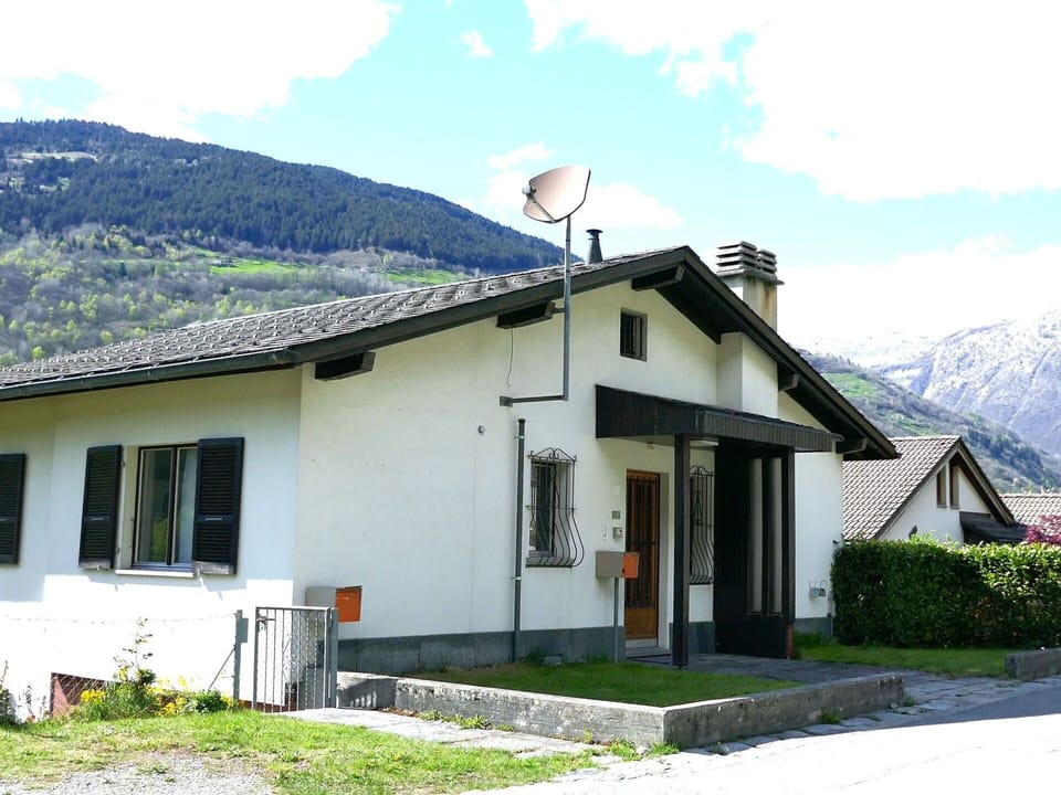 Building, Window, House, Roof, Home, Residential Area, Architecture, Cottage, Rural Area, Human Settlement