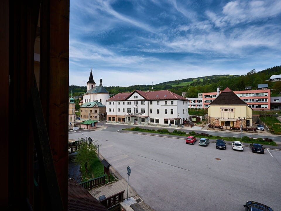 Building, Window, Town, City, Residential Area, Urban Area, Neighbourhood, Roof, House, Human Settlement
