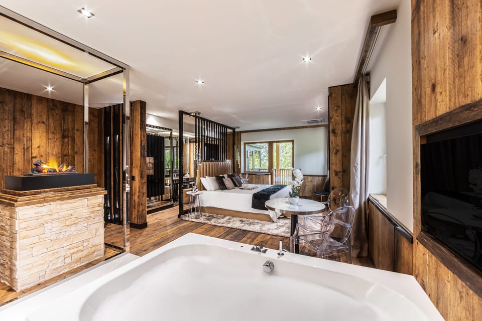 Luxury Room | In-room safe, desk, soundproofing, WiFi (free)