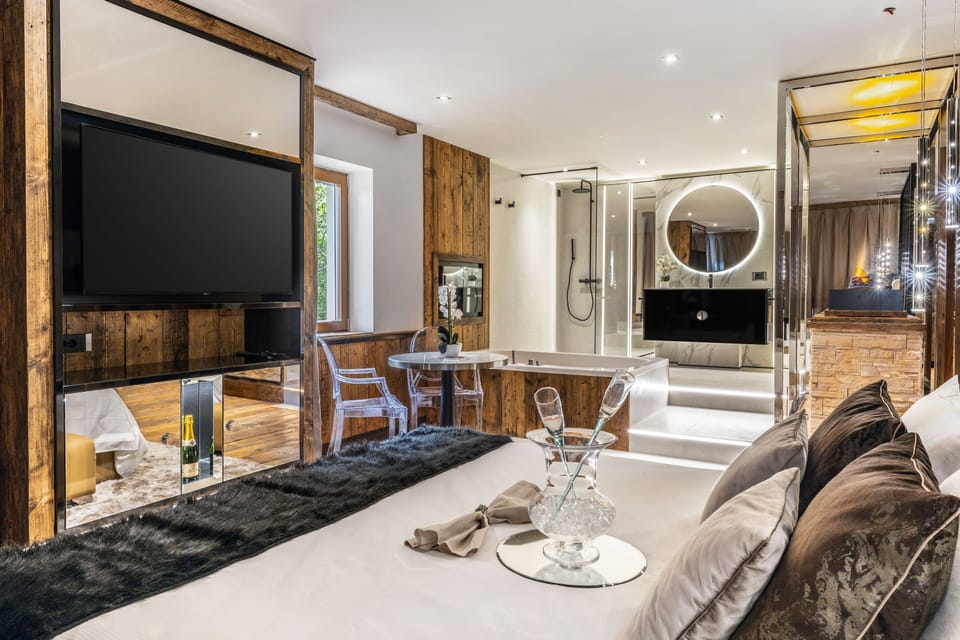 Luxury Room | In-room safe, desk, soundproofing, WiFi (free)