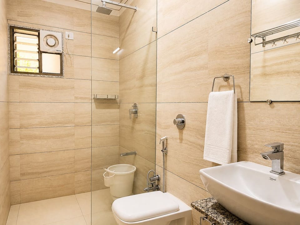 Deluxe Room | Bathroom | Shower, bidet, towels, soap