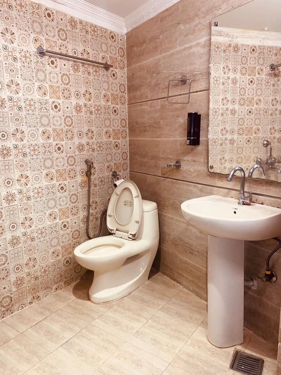Classic Double Room, City View | Bathroom | Shower, free toiletries, slippers, towels