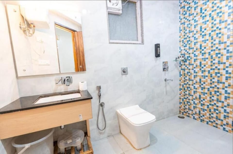 Combined shower/tub, rainfall showerhead, free toiletries, towels