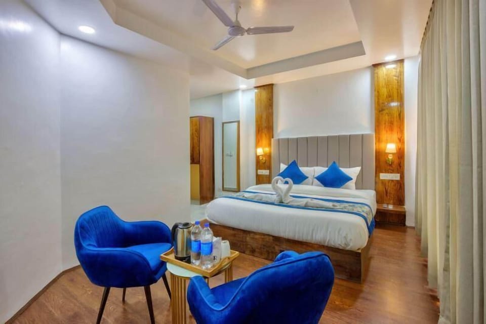 Deluxe Suite, 1 King Bed | Egyptian cotton sheets, premium bedding, down comforters