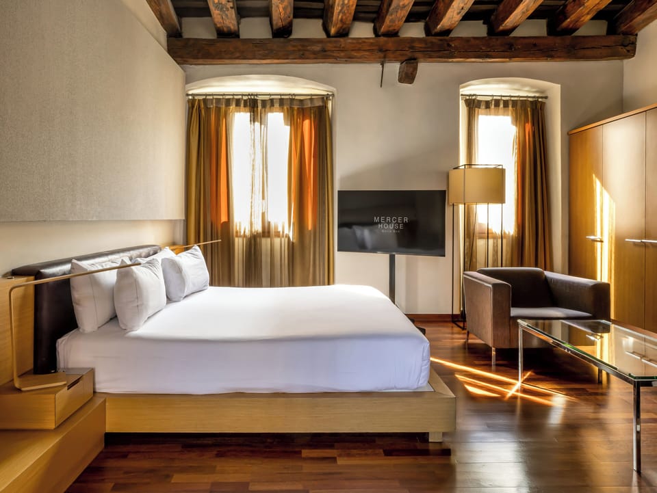 Loft | Premium bedding, minibar, in-room safe, blackout drapes