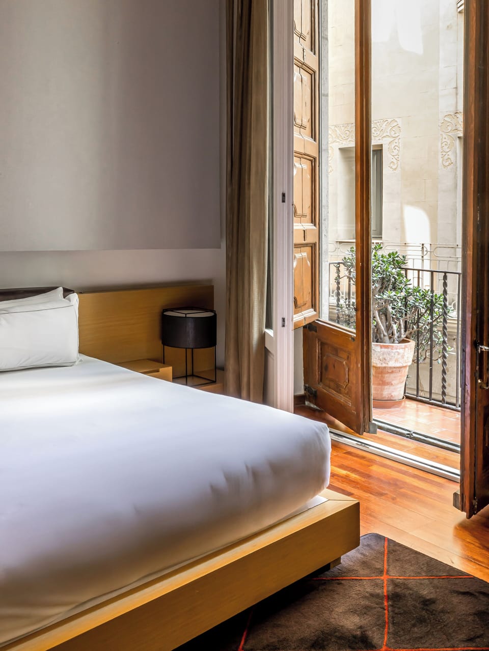 Loft | Premium bedding, minibar, in-room safe, blackout drapes