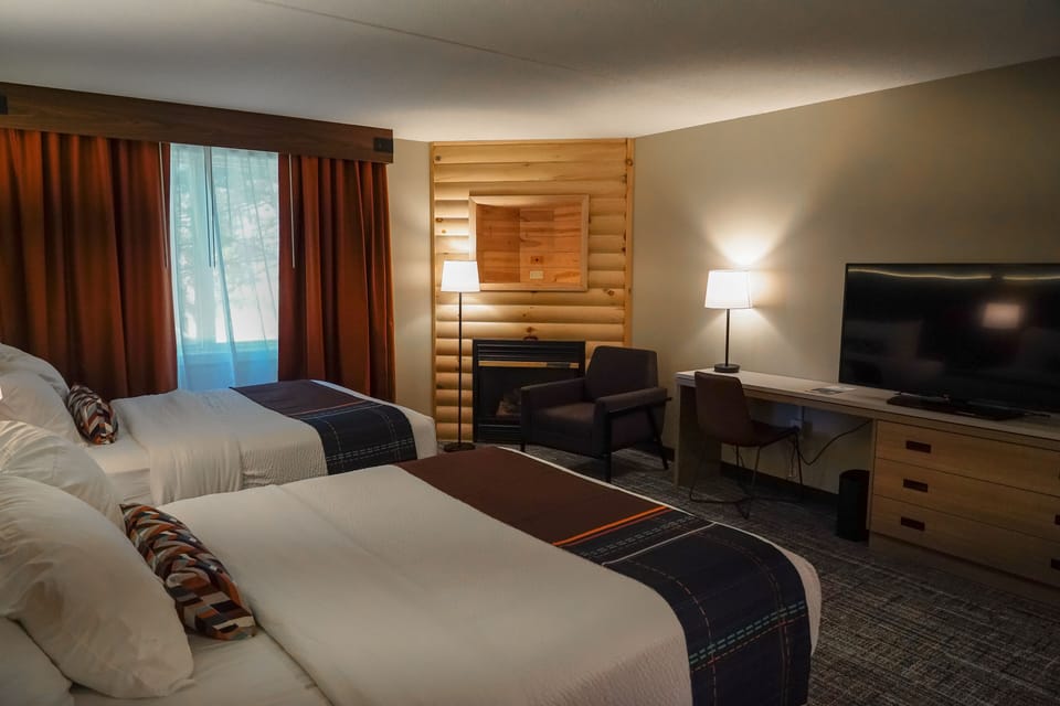 Comfort Room | Hypo-allergenic bedding available, in-room safe, iron/ironing board