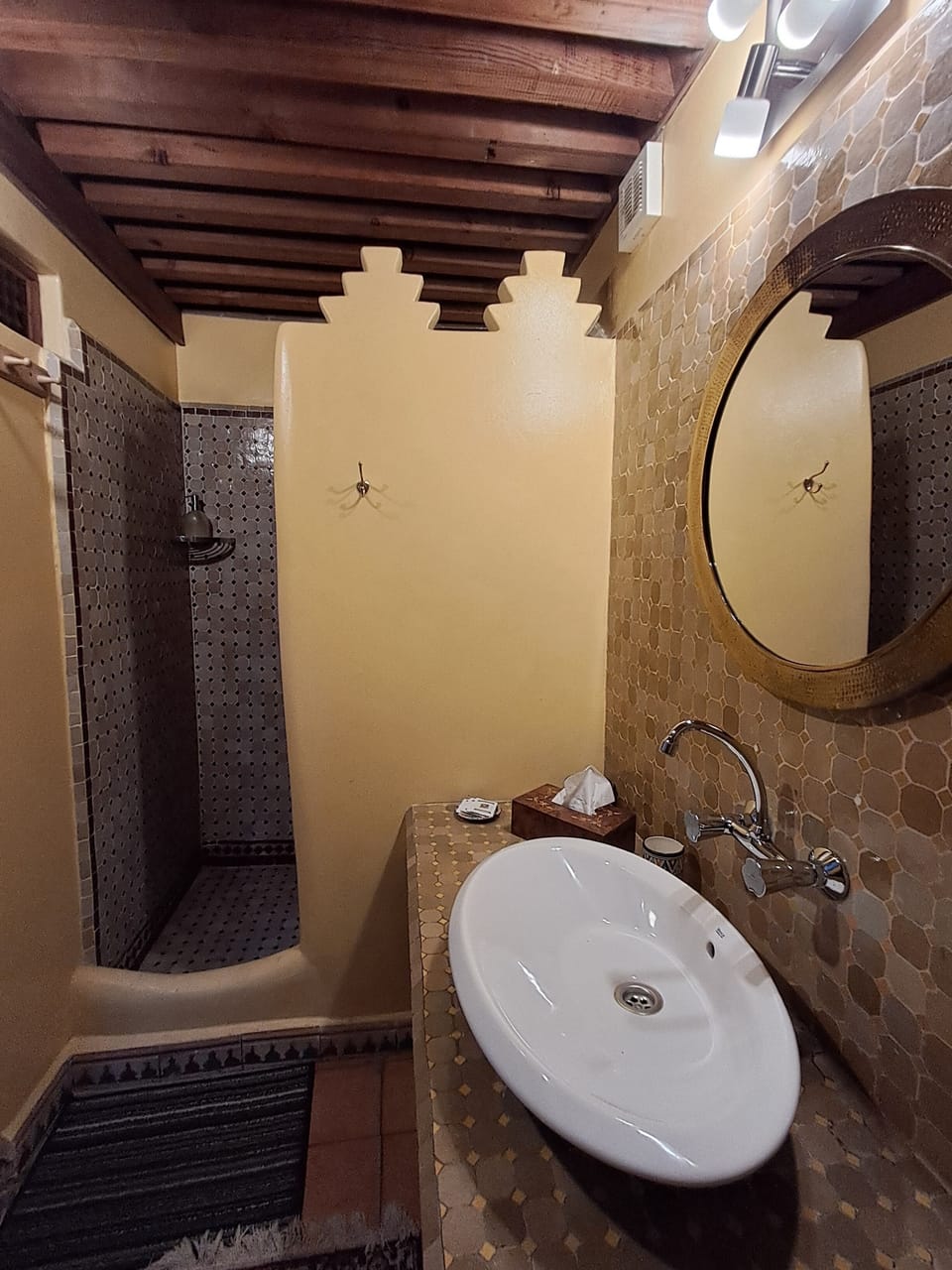 Double or Twin Room (KIRWAN) | Bathroom | Free toiletries, hair dryer, towels, soap