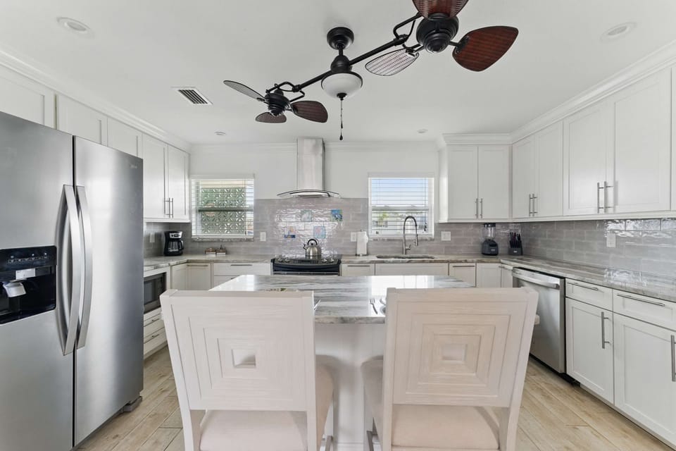 From fresh morning coffee to full-course dinners, this well-equipped kitchen has everything you need including cookware, utensils, and modern appliances.

