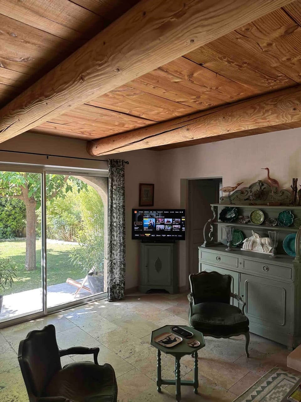 House | 5 bedrooms, desk