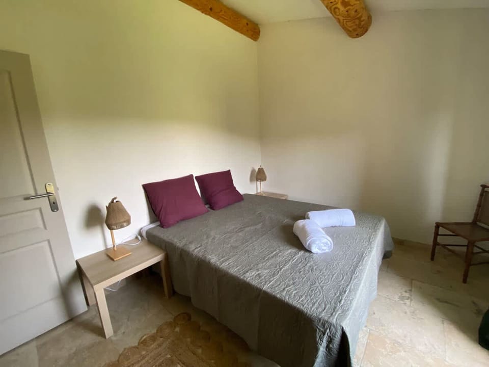 House | 5 bedrooms, desk