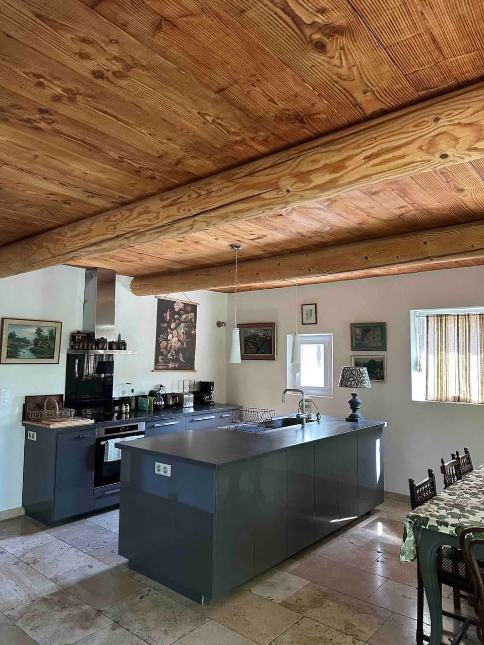 House | 5 bedrooms, desk