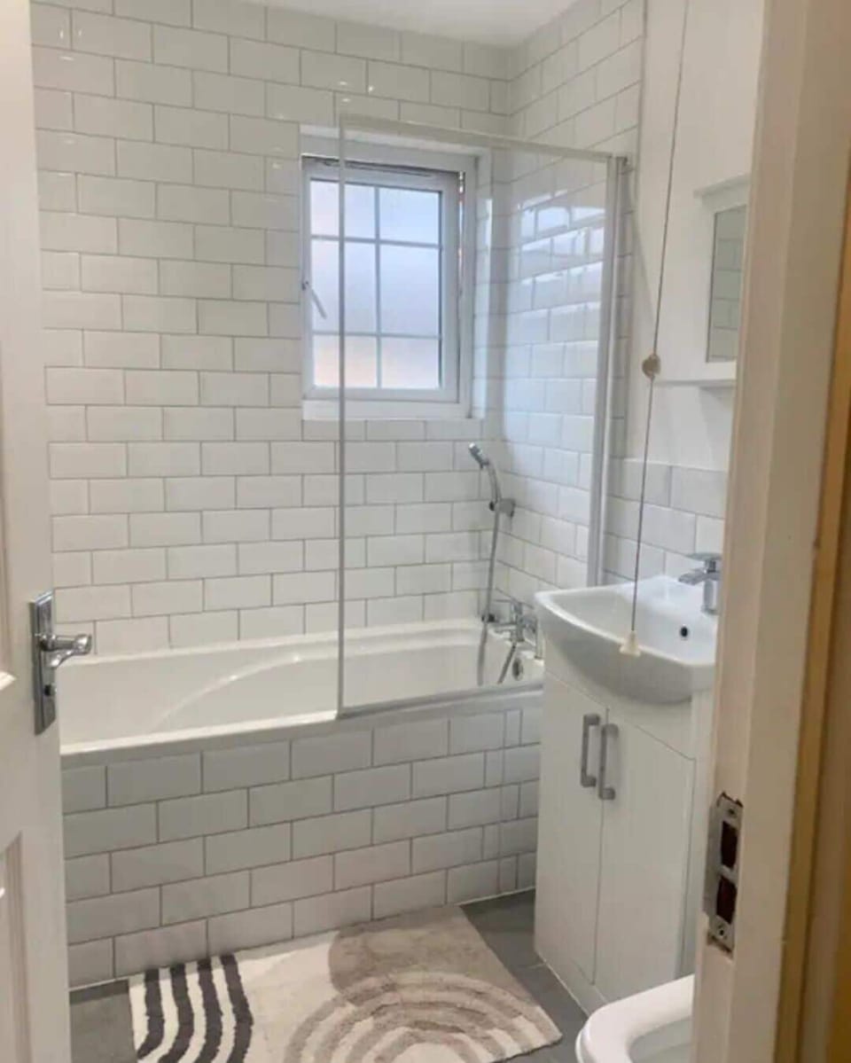 House | Bathroom | Shower, hair dryer, towels