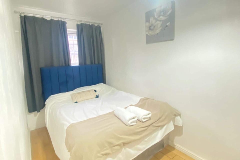 5 bedrooms, iron/ironing board, WiFi (free), bed sheets