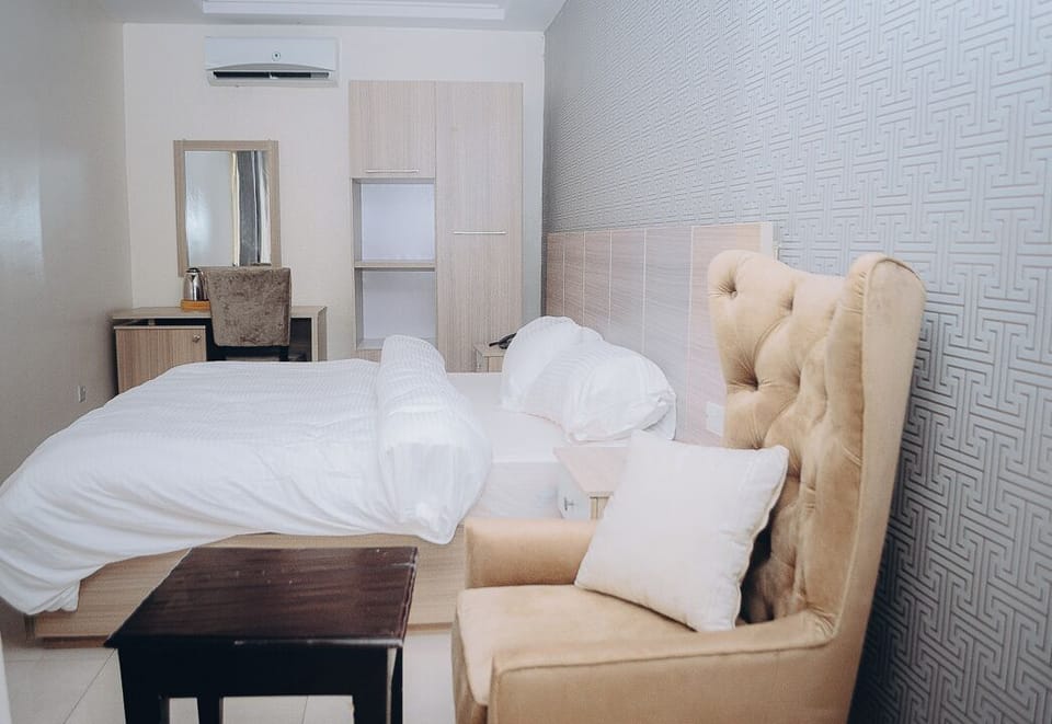 Signature Room, Non Smoking, Courtyard View | Desk, laptop workspace