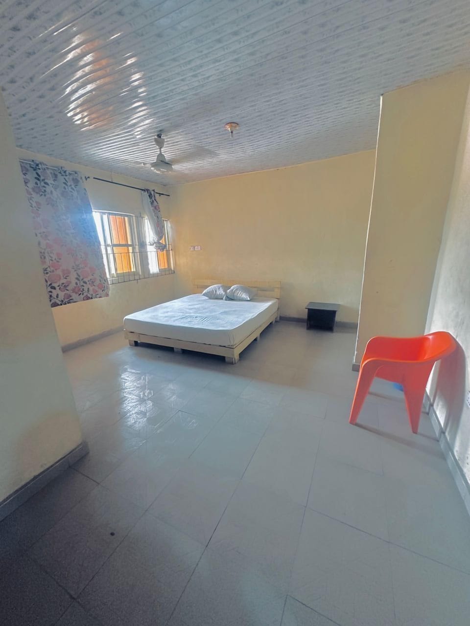 Basic Single Room, Courtyard View | Desk, laptop workspace