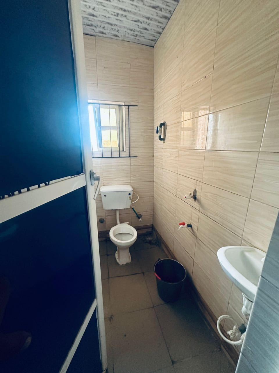 Basic Single Room, Courtyard View | Bathroom | Free toiletries, soap, shampoo, toilet paper