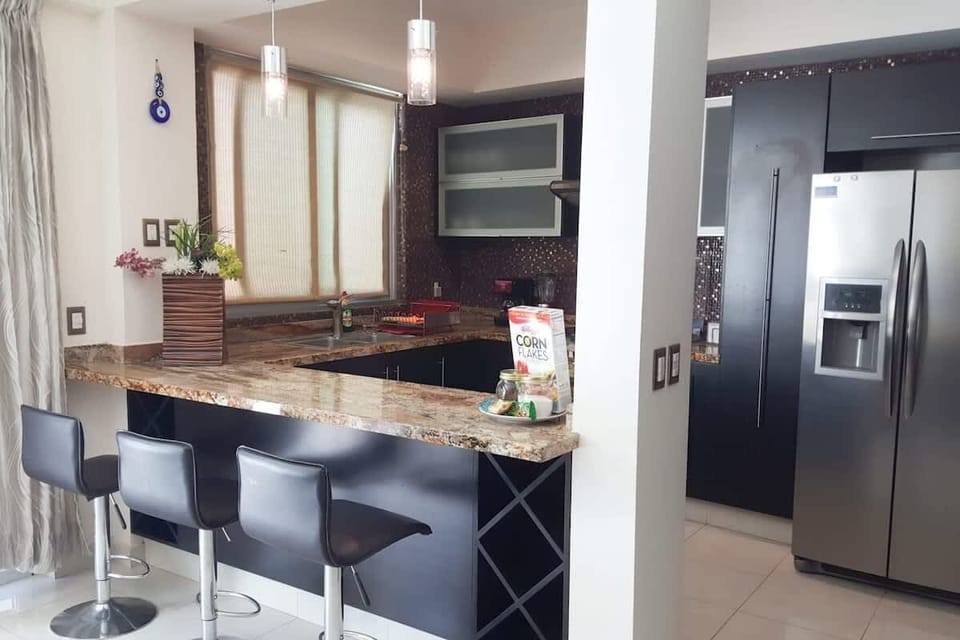 Spacious well equipped ktichen with granite counter tops