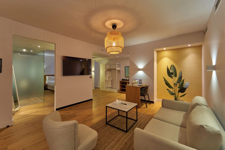 Superior King Suite | In-room safe, desk, free WiFi, bed sheets