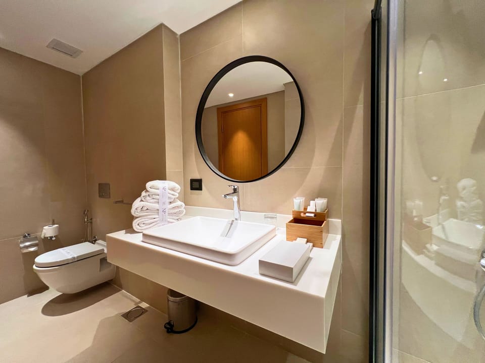 Premium Room | Bathroom | Shower, rainfall showerhead, free toiletries, towels