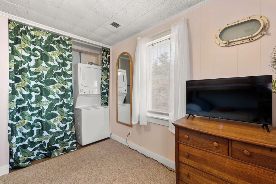 KDN3702: Sportsman Cottage | Bedroom 2 w/ Laundry Area