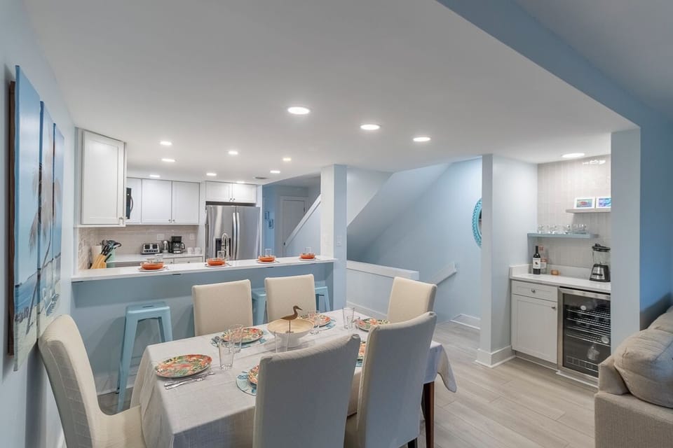 Mid Level Dining Area