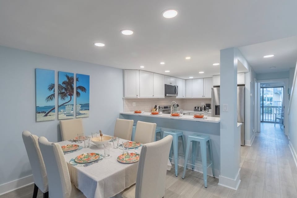 Mid Level Dining Area