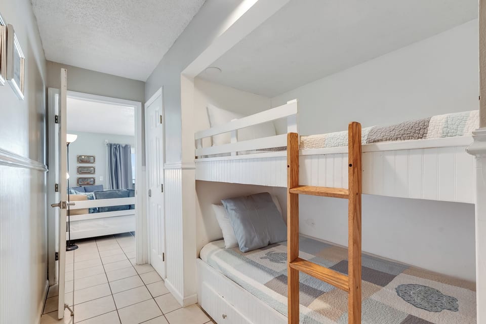 Bunk with door from LR