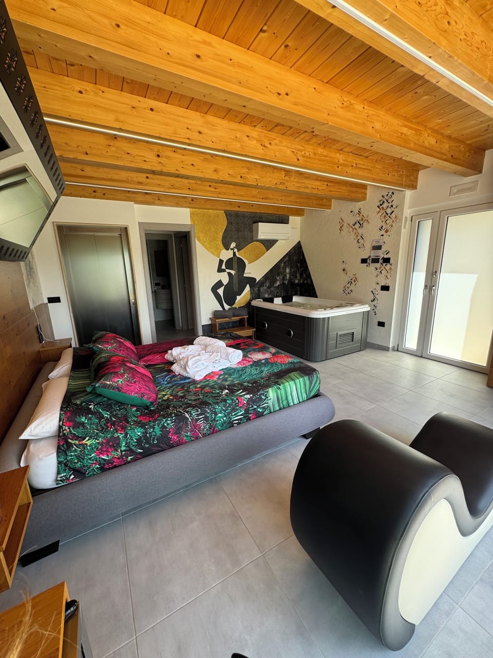 1 bedroom, in-room safe, desk, blackout drapes