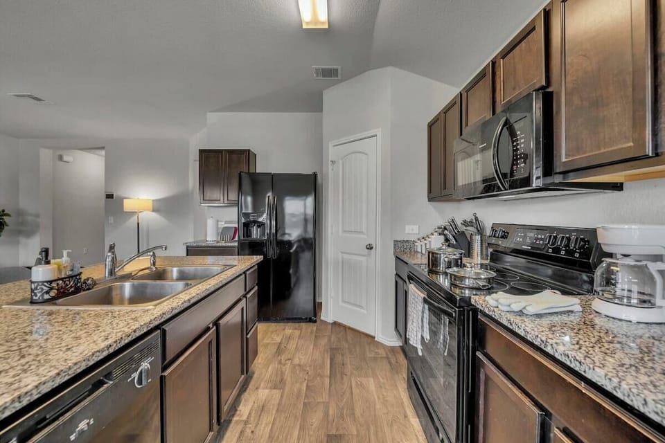 House (4 Bedrooms) | Private kitchen | Espresso maker, coffee/tea maker, fridge, microwave