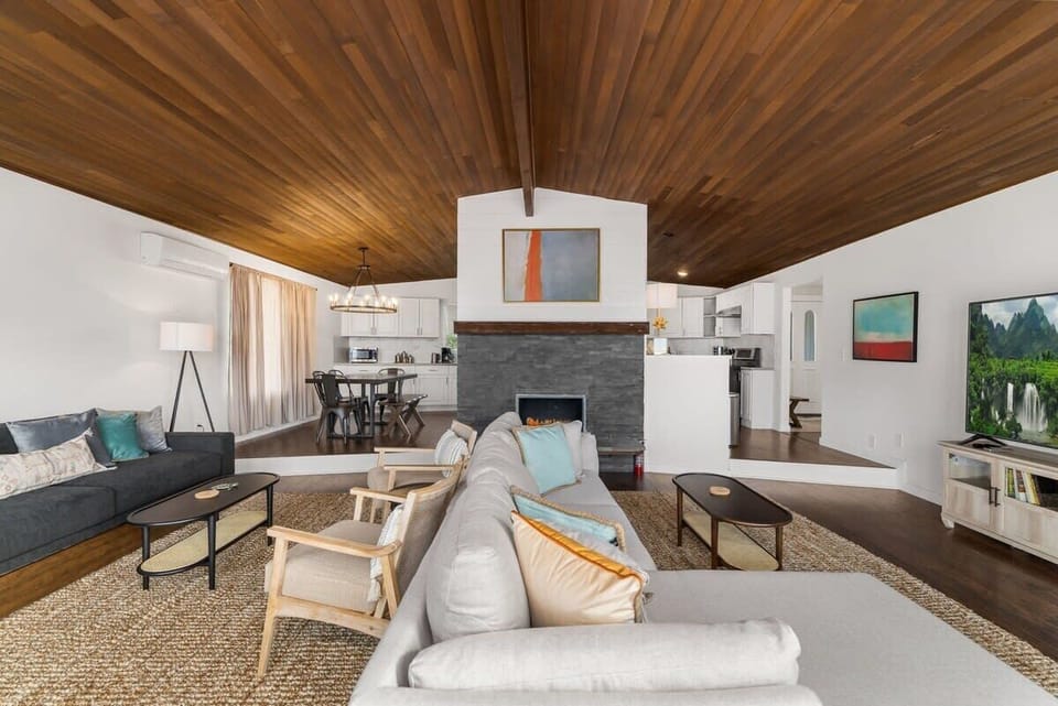 House (3 Bedrooms) | Living room | 43-inch flat-screen TV with cable channels, foosball, table tennis
