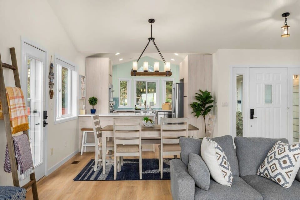 House, Oceanfront (4 Bedrooms) | In-room dining