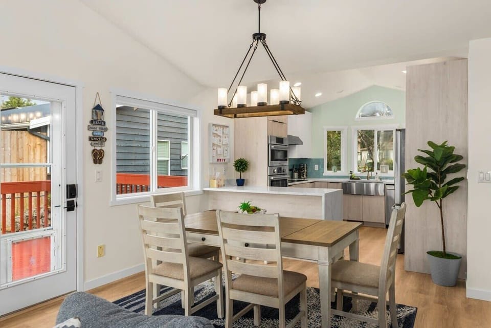 House, Oceanfront (4 Bedrooms) | In-room dining