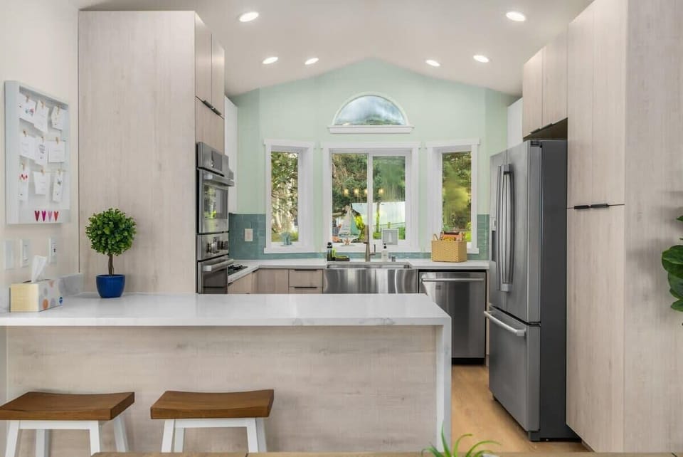 House, Oceanfront (4 Bedrooms) | Private kitchen | Microwave, oven, coffee/tea maker, electric kettle