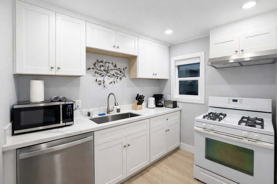 House (2 Bedrooms) | Private kitchen | Fridge, microwave, oven, espresso maker