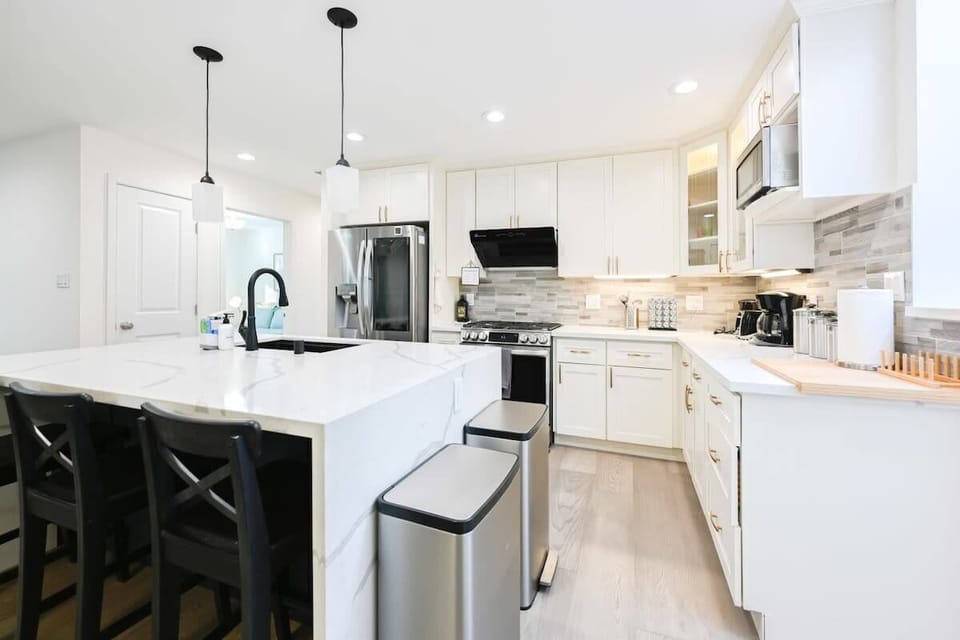 House (3 Bedrooms) | Private kitchen | Microwave, oven, coffee/tea maker, electric kettle