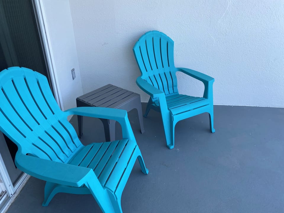 Balcony with seats for 2. 