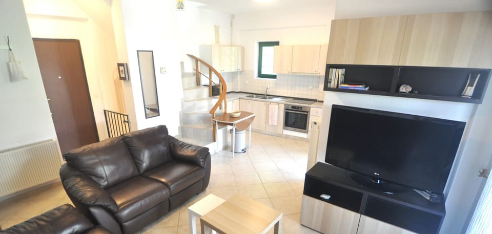 Comfort Townhome, Beach View | Living area