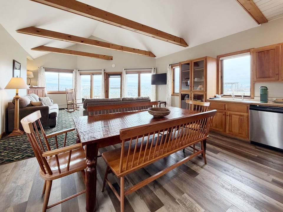 Grand Meadow Suite w/patio | In-room dining