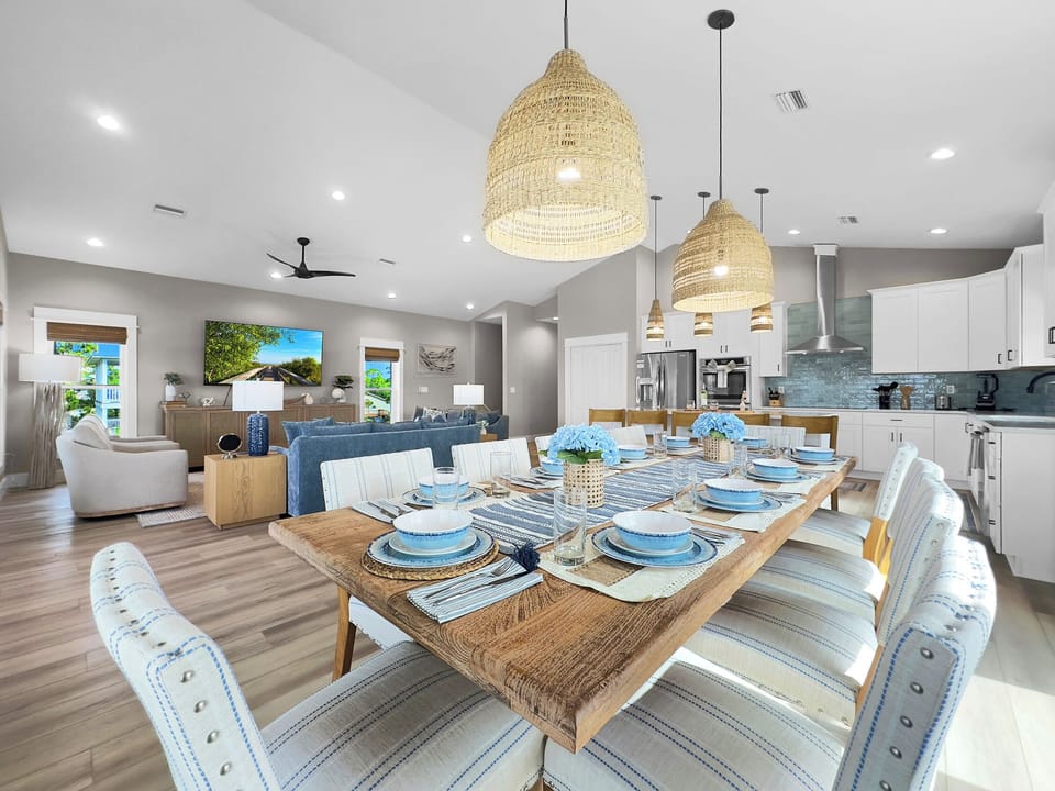 Large dining area has plenty of space for everyone. 
