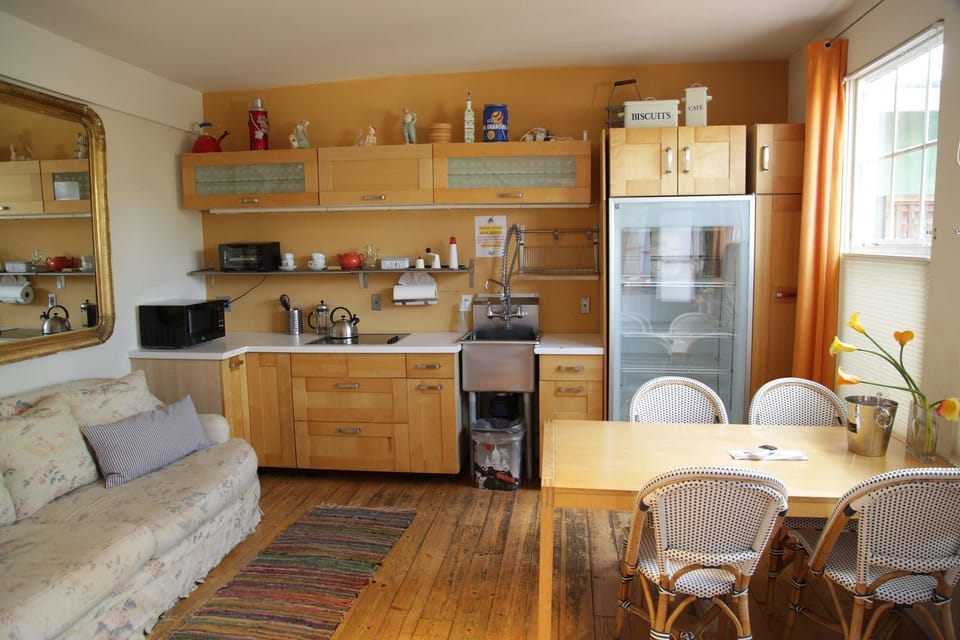 Cottage | Hypo-allergenic bedding, pillowtop beds, minibar, individually decorated