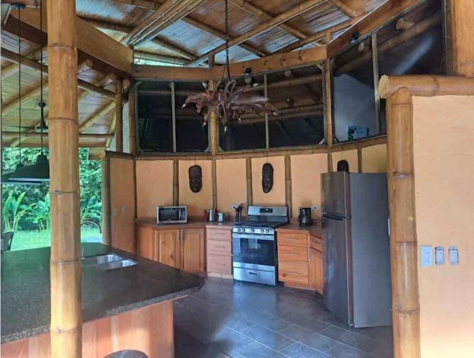 Fully equipped Kitchen with brand new gas Range and nice size fridge/freezer. 
