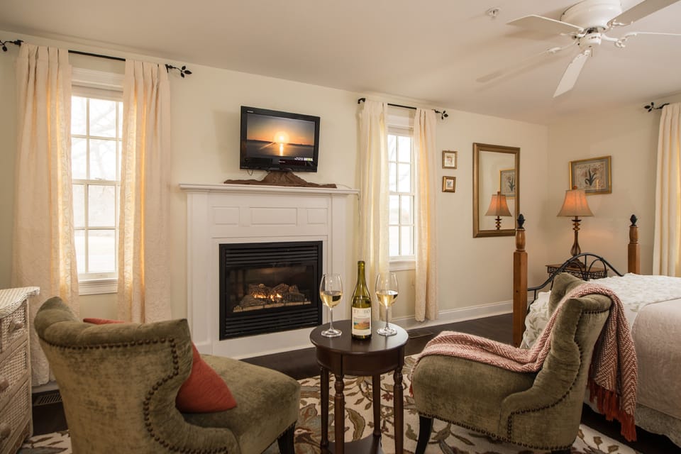 Classic Room, Private Bathroom (Beach Blossom Room) | Living area | 27-inch TV with cable channels, fireplace