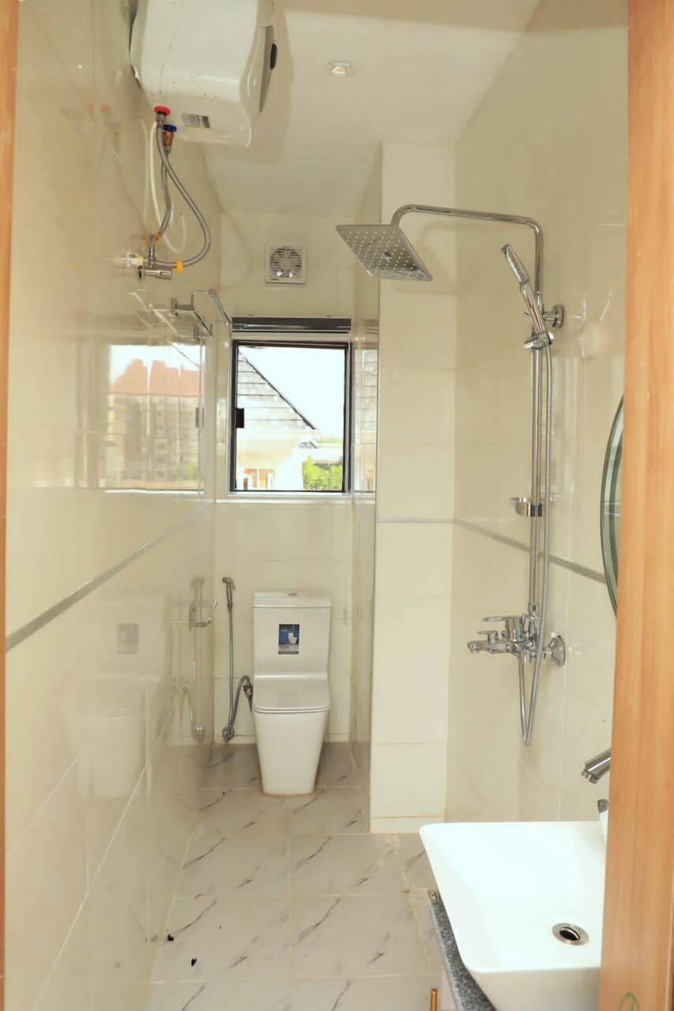 Deluxe Room, Balcony, City View | Bathroom | Hair dryer, towels, soap, shampoo