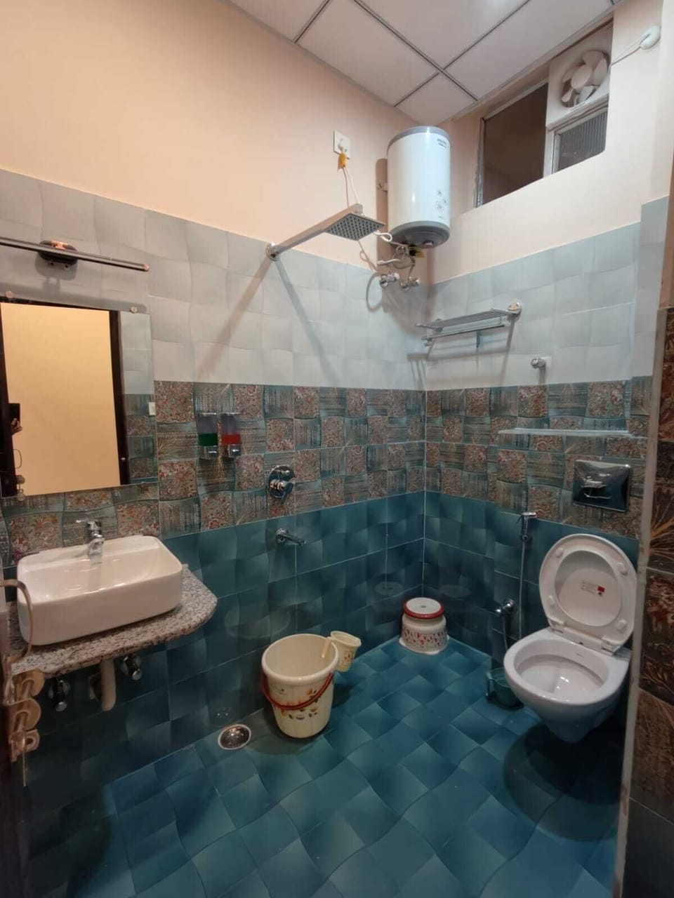 Standard Double Room | Bathroom | Combined shower/tub, free toiletries, bidet, towels